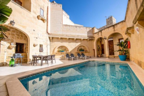 4 Bedroom Holiday Home with Private Pool